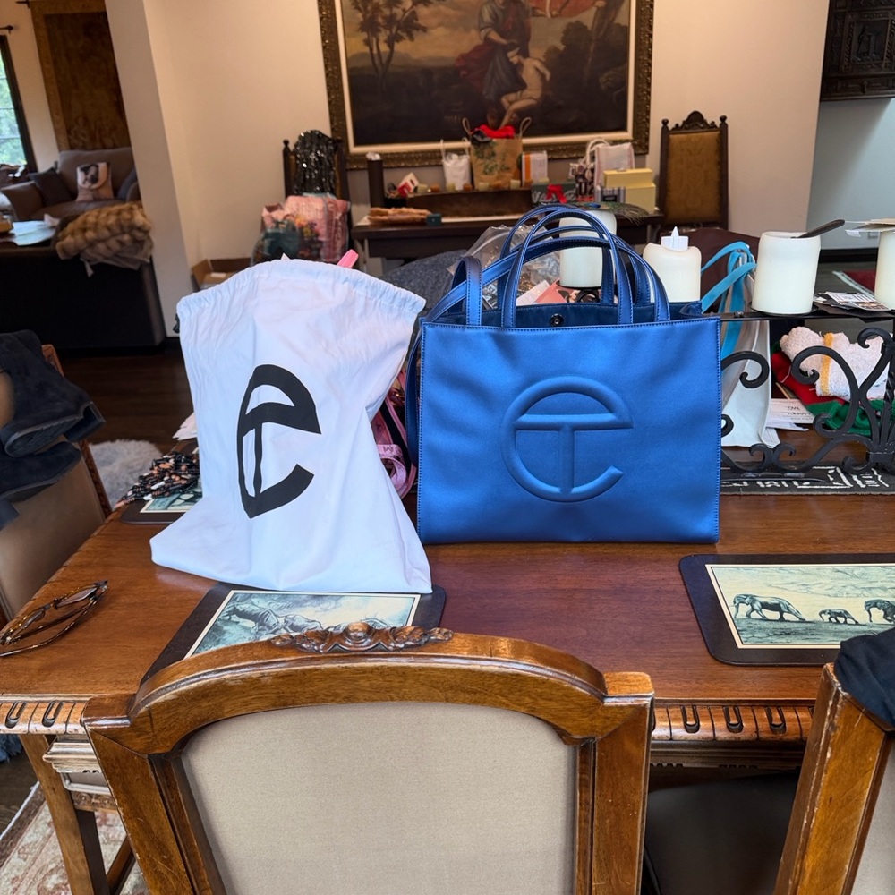 🌟🌟HOST PICK🌟🌟Gorgeous Like New Large Telfar Bag